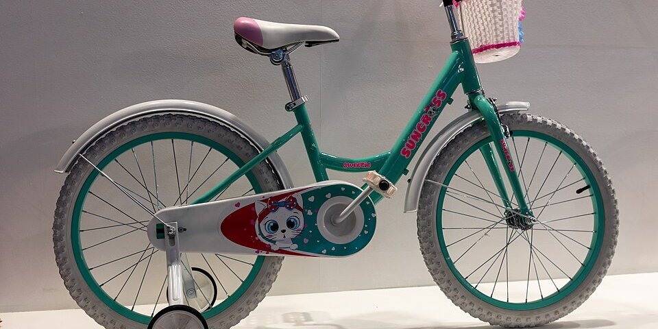Bicicleta infantil verde aro 16 com rodinhas e cestinha